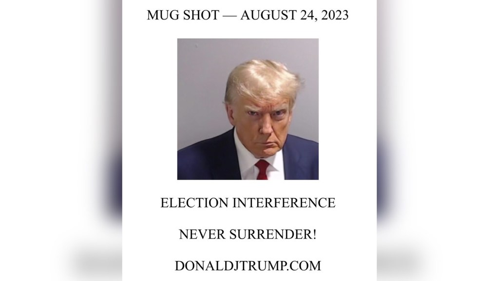 Estados Unidos: La desafiante foto que publicó Donald Trump de su reseña en la cárcel de&nbsp;Georgia