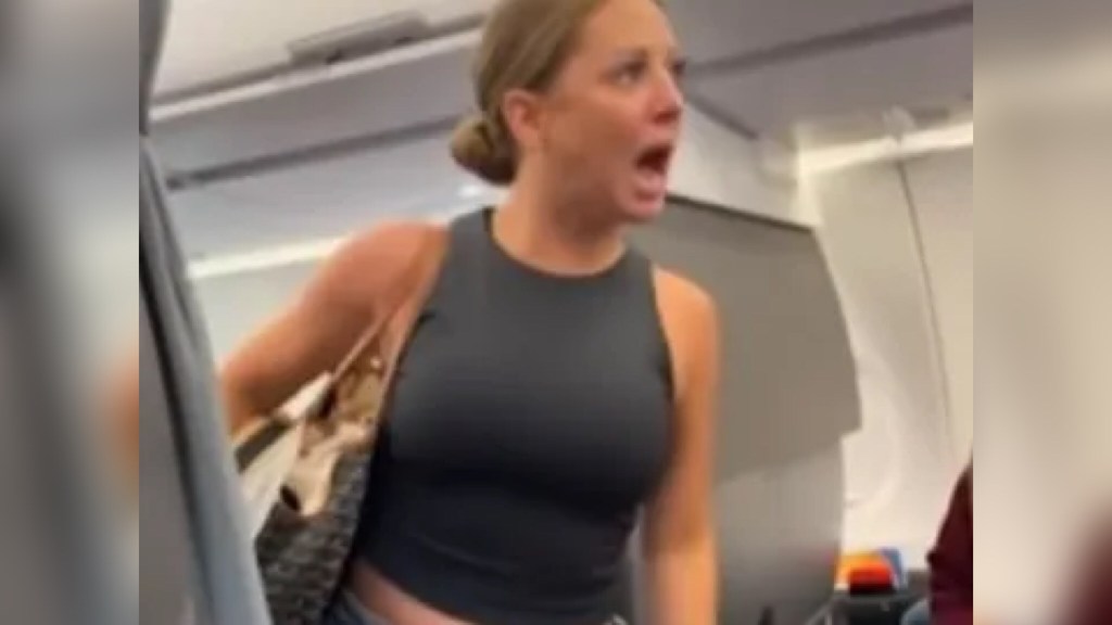 Estados Unidos: pasajera que paralizó avión alegando que otro viajero “no era real” vuelve a ser noticia 