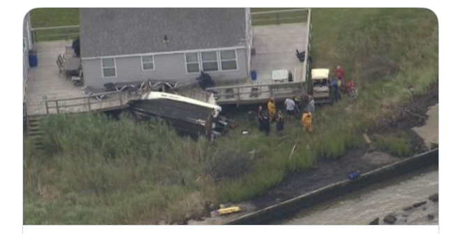 Aparatoso accidente: Un bote se estrelló violentamente contra una vivienda en Nueva&nbsp;York