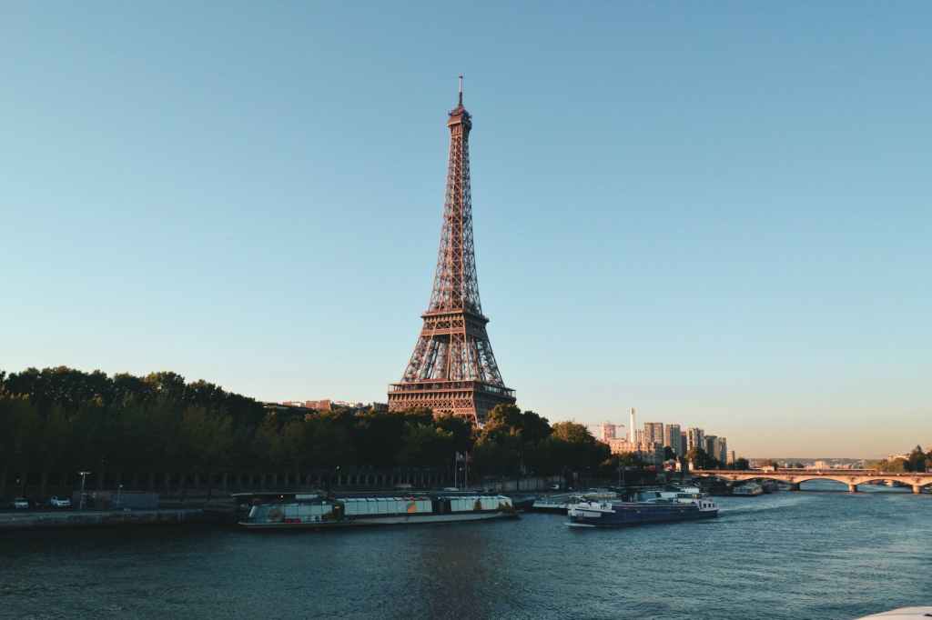 Encuentran dos turistas borrachos durmiendo dentro de Torre&nbsp;Eiffel