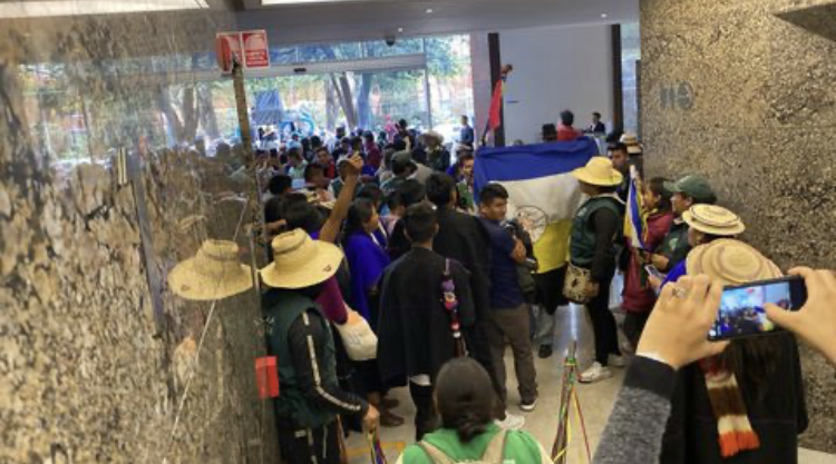 Video: Minga indígena irrumpe violentamente contra instalaciones de&nbsp;SEMANA