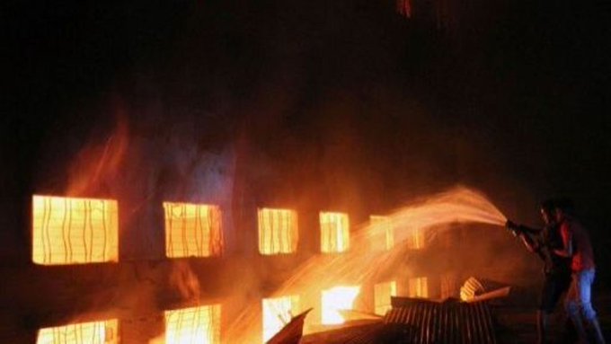 Al menos nueve muertos dejó grave incendio en un centro comercial de&nbsp;Pakistán