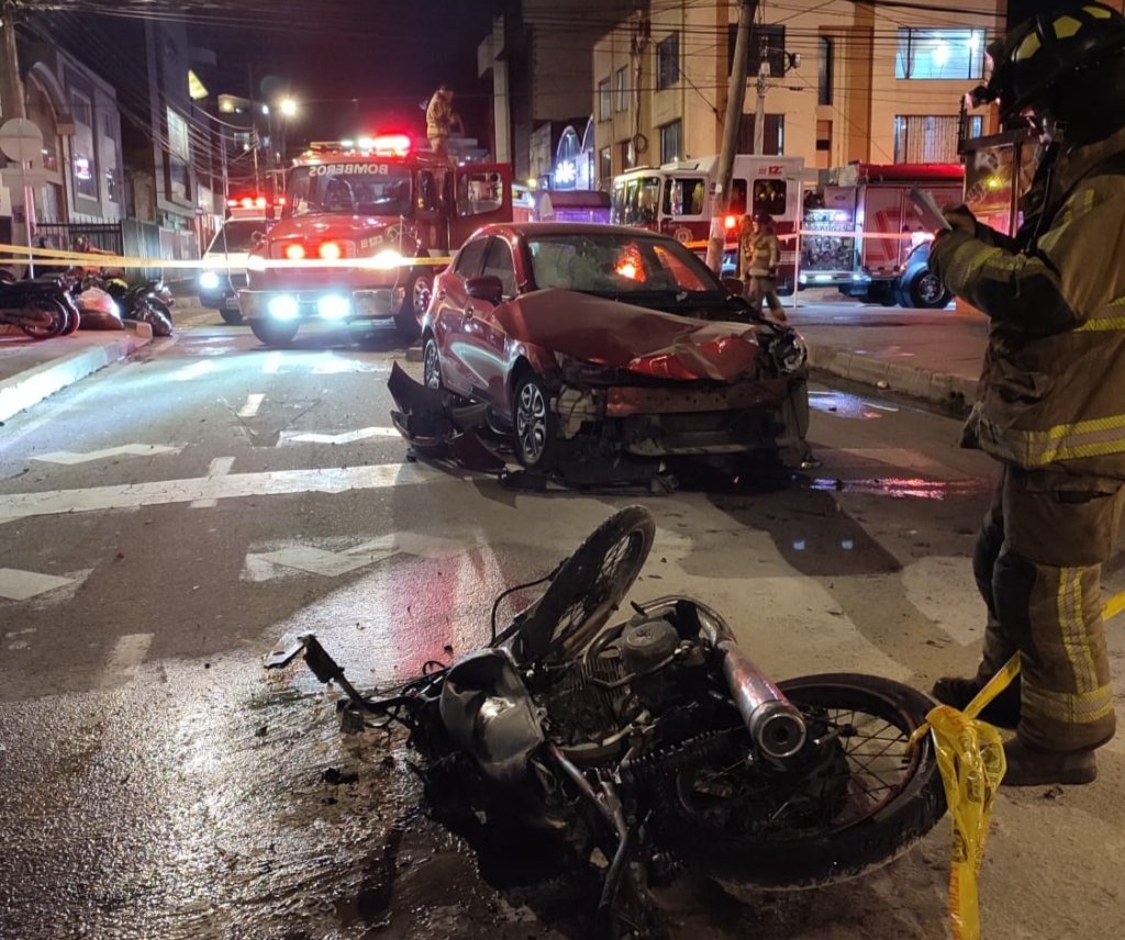 Bogotá: En incendio terminó fuerte choque entre una moto y un&nbsp;vehículo