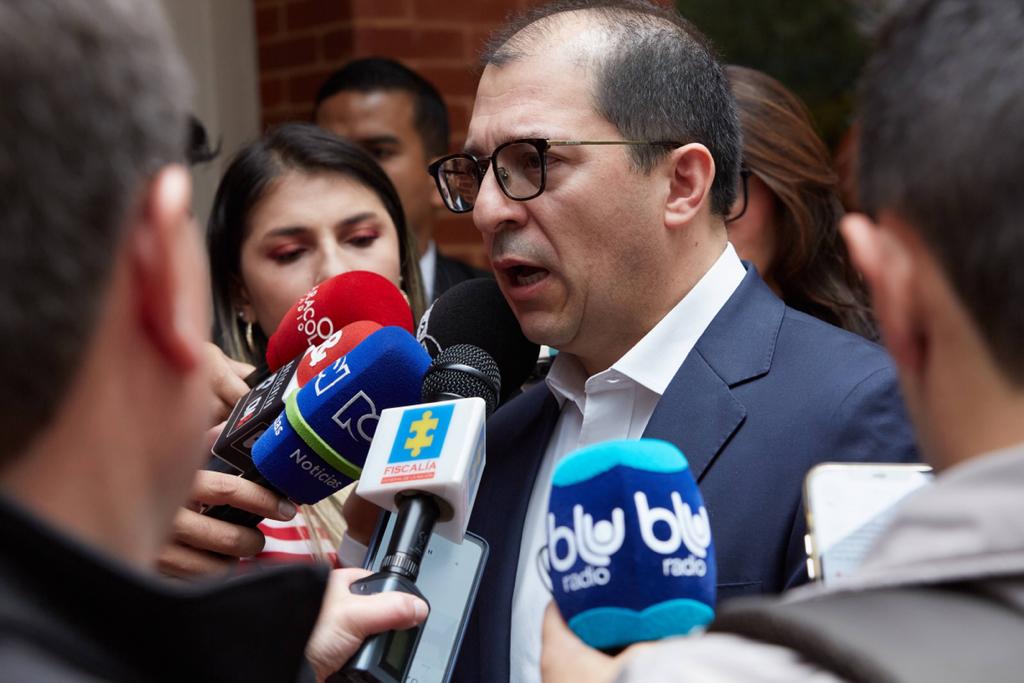 “Aquí no estamos en una organización criminal como cuando él participó en el M-19”, dura respuesta del Fiscal Barbosa al presidente&nbsp;Petro