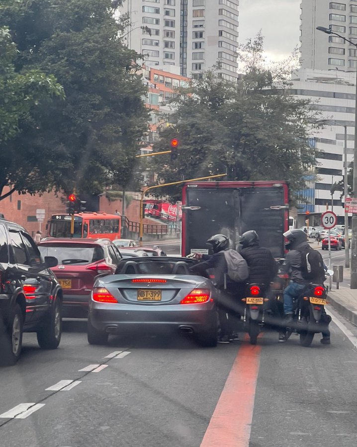 Autoridades tras delincuentes que atracaron con armas de fuego a conductor de carro convertible en el norte de&nbsp;Bogotá