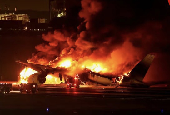 Video: Un avión se incendia con cientos de pasajeros en un aeropuerto de&nbsp;Japón