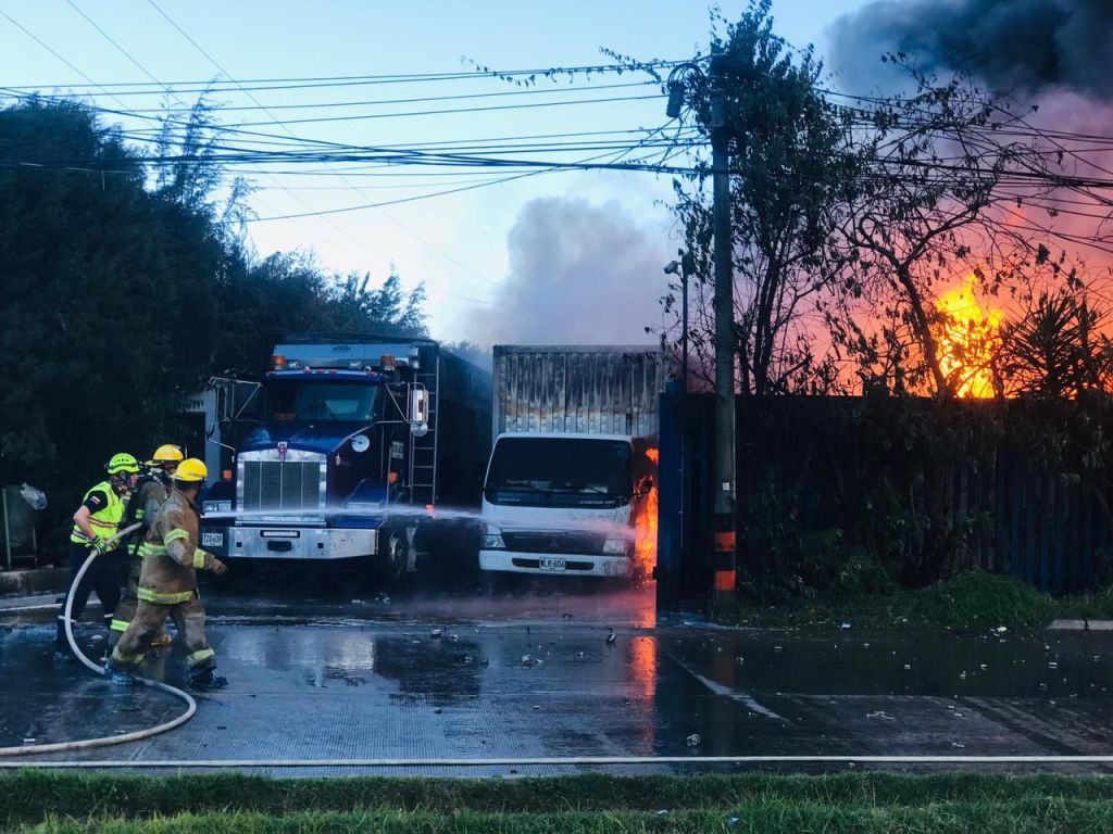 Grave incendio estructural en empresa de residuos reactivos a las afueras de Bogotá, tres&nbsp;heridos