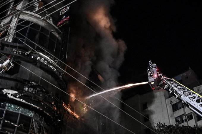 Video: Impresionante incendio en centro comercial deja 44 muertos, entre ellos tres&nbsp;niños
