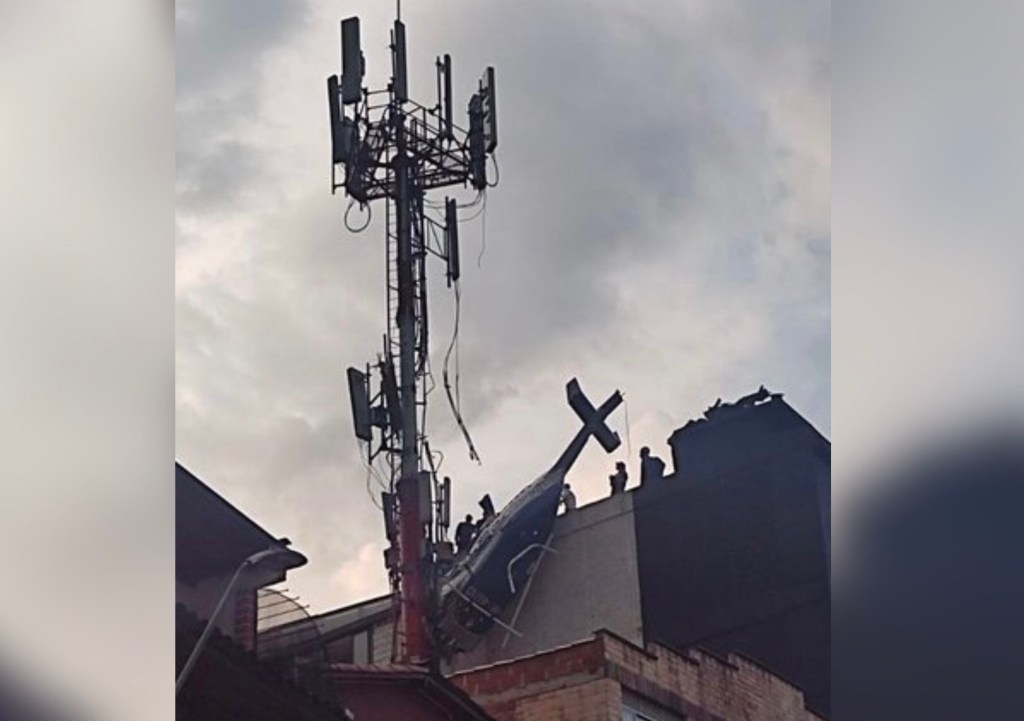 Atención: Se accidenta helicóptero de turismo en Medellín que queda colgando en un&nbsp;edificio