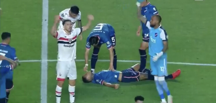Dramático momento en la Copa Libertadores, jugador se desplomó en pleno&nbsp;partido