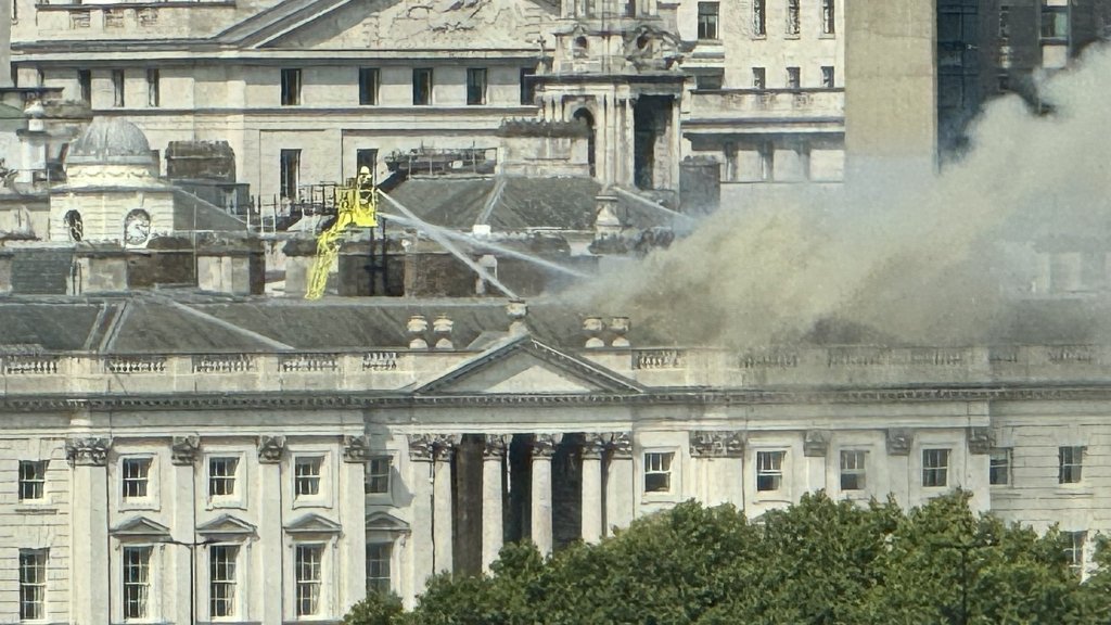 Video: Grave incendio en la Somerset House, uno de los edificios más insignes de&nbsp;Londres