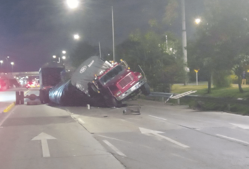 Atención: Accidente de tractocamión bloquea carril central de la Autopista&nbsp;Norte