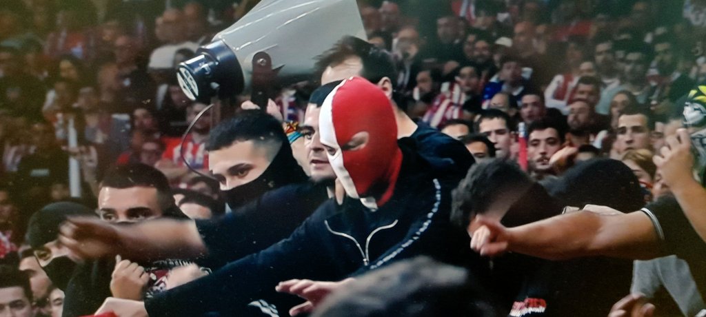 Clásico Atlético Madrid-Real Madrid en medio incidentes que obligaron al árbitro a suspender el partido por más de 15&nbsp;minutos