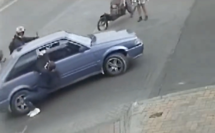 Video: Delincuentes arrastran a mujer que no se dejó robar el celular en&nbsp;Bogotá