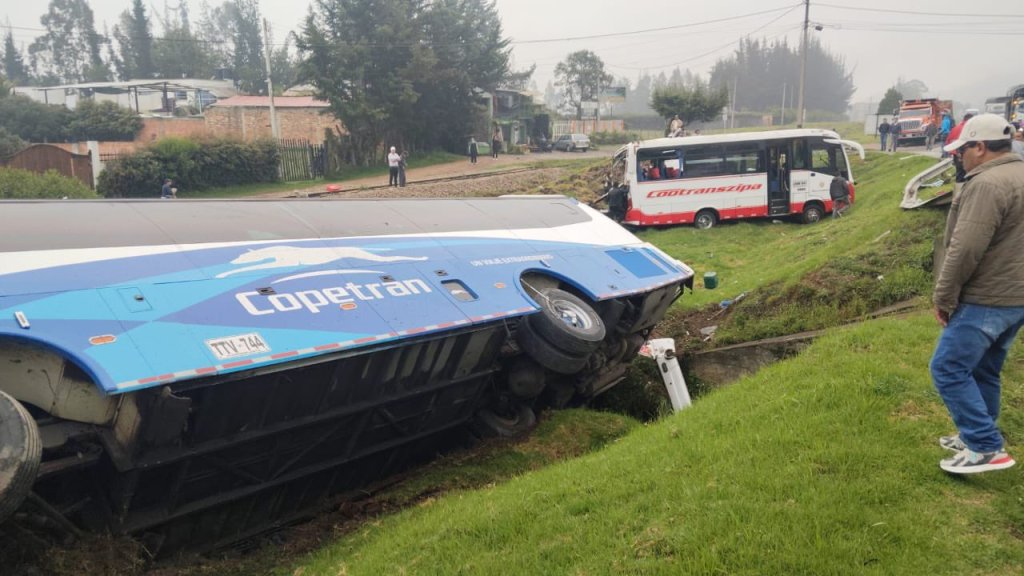 A tres ascienden los muertos en grave accidente en la vía Bogotá-Tunja tras choque de dos buses de servicio de pasajeros, 33&nbsp;heridos