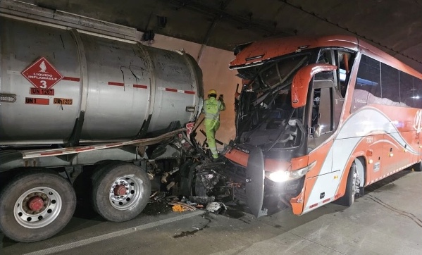 Atención: Grave accidente en uno de los túneles de la vía Bogotá-Villavicencio entre flota y un carrotanque, varios&nbsp;heridos