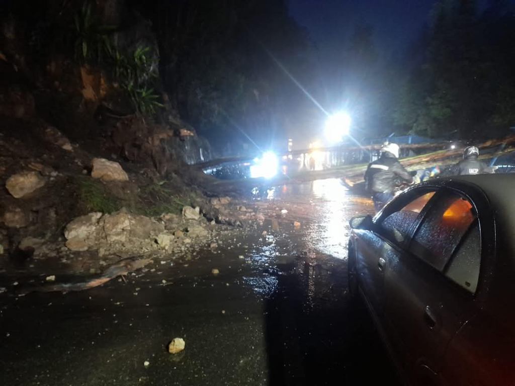 Atención viajeros: Cierre total en la vía Mesitas del Colegio-Bogotá por derrumbe cerca del&nbsp;peaje