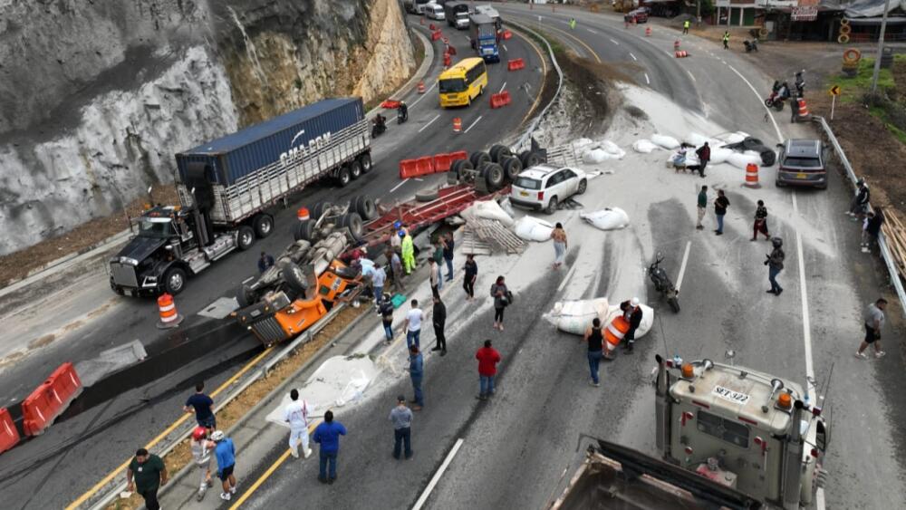 Accidente en la vía Bogotá-Girardot: Volcamiento de tractocamión, generó traumatismos en&nbsp;movilidad