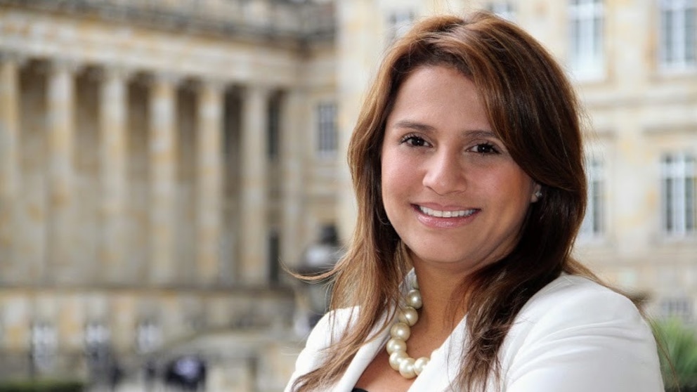 “Ustedes no están obligados a cumplir una orden que va contra la Constitución y la Ley”: Paola Holguín, precandidata presidencial a soldados y&nbsp;policías