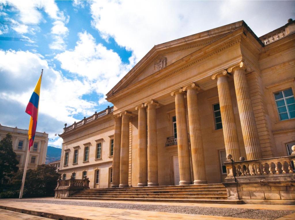 Denuncian “gastos hormiga” en el Gobierno Petro superiores a $100.000 millones: Termos, entrenadores de fútbol y tejo, ruanas boyaceneses, entre&nbsp;otros