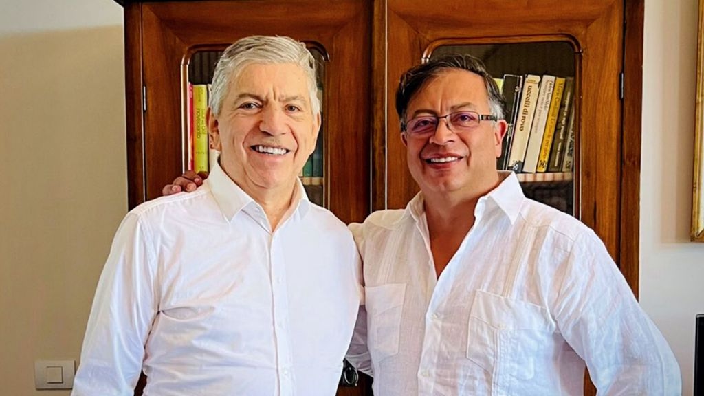 Presidente Gustavo Petro acusa al director del Partido Liberal, César Gaviria de «sedición» y&nbsp;«encubrimiento»