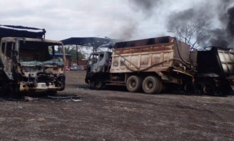 El ELN destruye más de 50 máquinas y vehículos que adelantaban obras en una carretera de&nbsp;Cesar