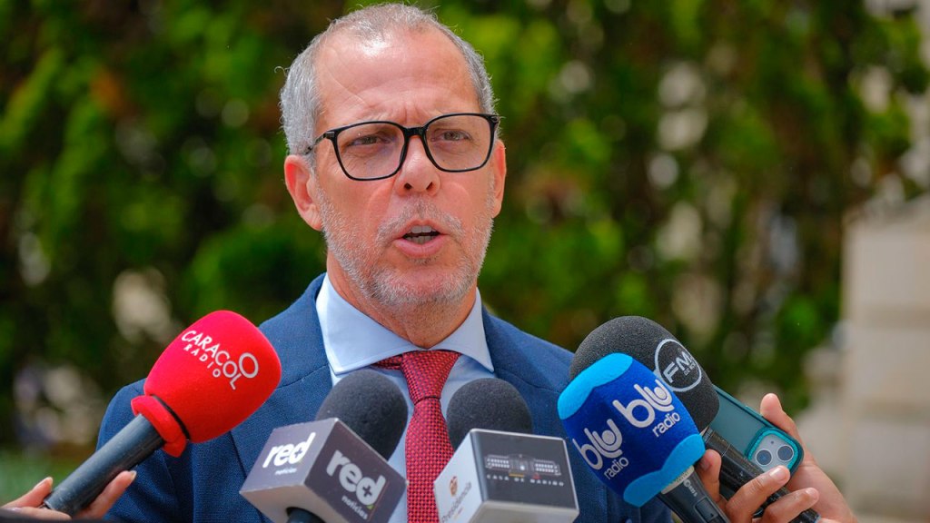 Por escándalo de pasaportes, Procuraduría suspende a Alfredo Saade, quien acusa a «Benedetti y sus secuaces» de sacarlo del circulo&nbsp;presidencial