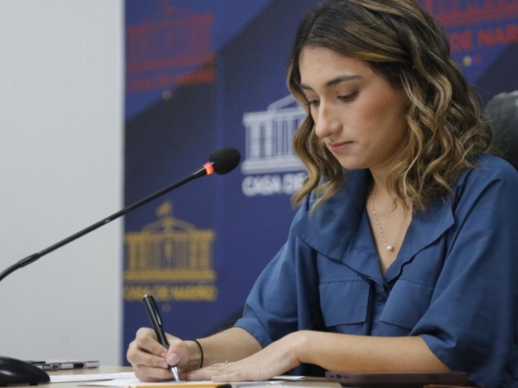 Laura Sarabia denuncia que Alfredo Saade dio la orden de retrasar citas de pasaportes para “hacerlos&nbsp;rendir”