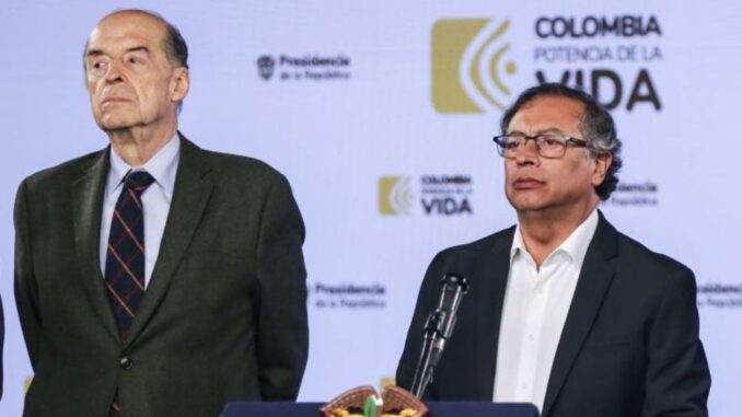 Fiscalía imputa cargos al excanciller Álvaro Leyva, «puso en riesgo la emisión de pasaportes» al frenar&nbsp;licitación