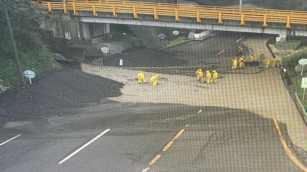 Atención: Cerrada la vía al Llano por caída de rocas y deslizamiento de tierra en 12&nbsp;puntos