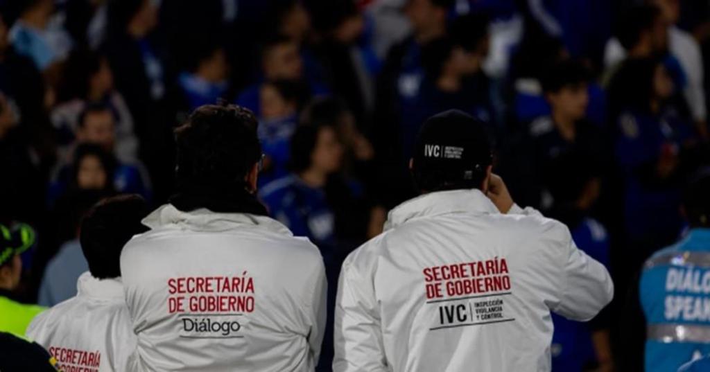 Bogotá: Alcaldía pedirá aplazar el clásico entre Santa Fe y Millonarios tras desmanes en el Movistar Arena que dejaron un&nbsp;muerto
