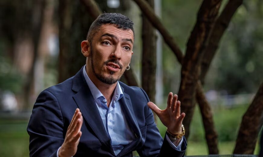 “Es una decisión homofóbica”: Petro por suspensión provisional del nombramiento del ministro de Igualdad, Juan Carlos&nbsp;Florián