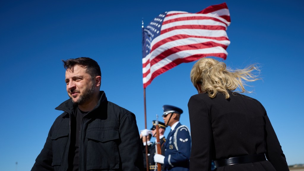 «No debe haber otra alternativa que la paz»: Zelenski a su llegada a Estados&nbsp;Unidos