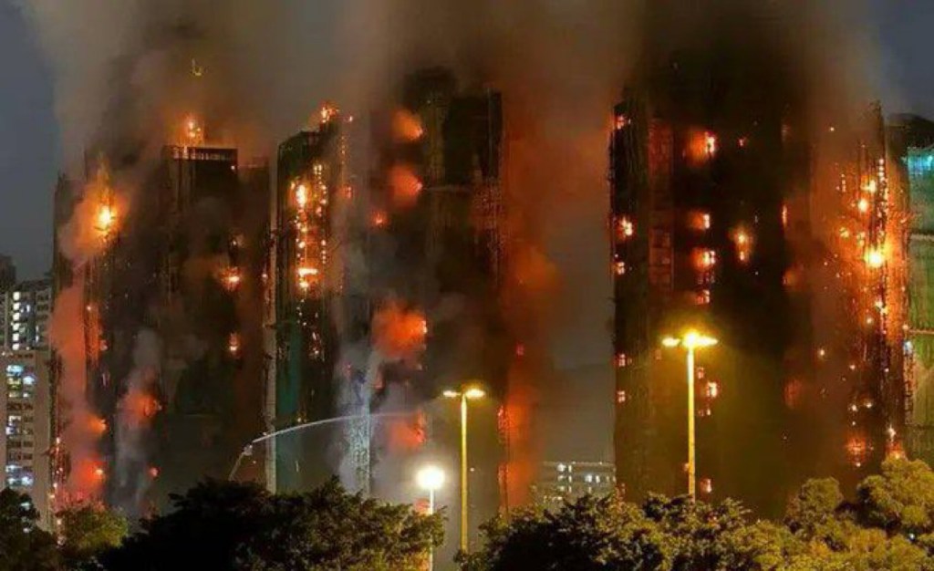 Impresionantes imágenes de incendio de varios edificios en Hong Kong que deja cerca de 40 muertos y 279&nbsp;desaparecidos
