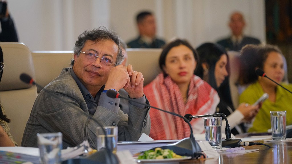 Petro ordenó un examen forense a los chats que involucran a un general y a un funcionario de inteligencia con alias&nbsp;“Calarcá”