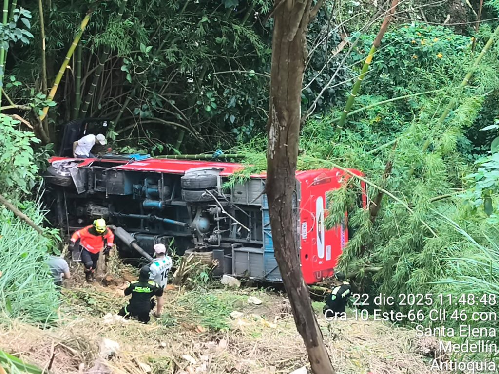Atención: Aparatoso accidente de bus intermunicipal, se fue a un abismo en la vía Medellín-Santa Elena, 12 personas heridas