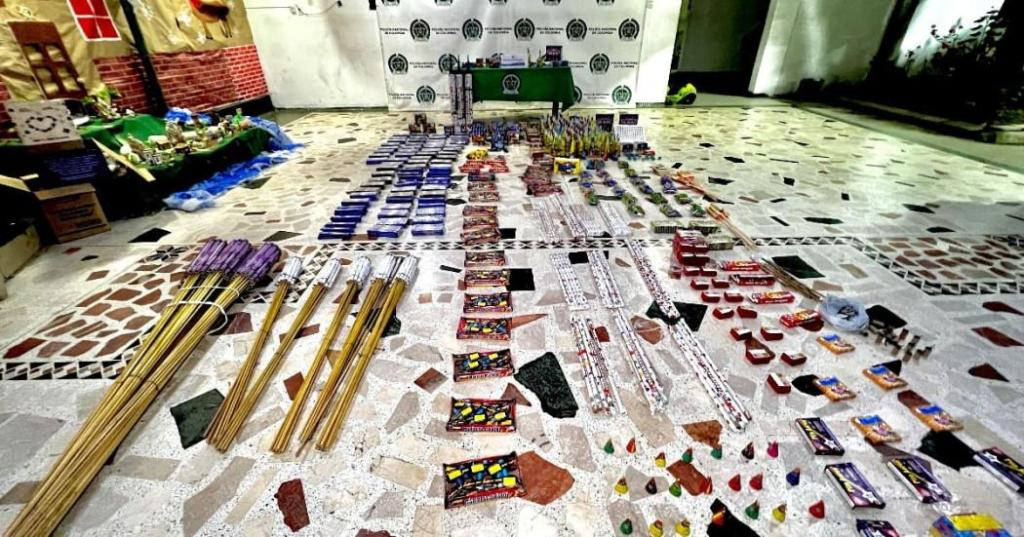 Bogotá: La Policía incautó voladores, chispitas, totes y bengalas en tres estaciones de TransMilenio