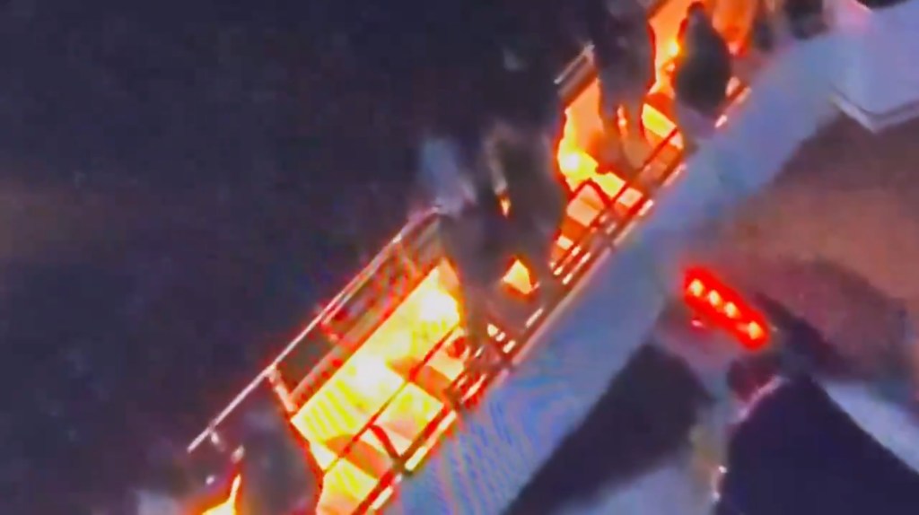 Atención: Primeras imágenes del traslado de Maduro a Nueva York, desciende del avión escoltado por más de una docena de agentes