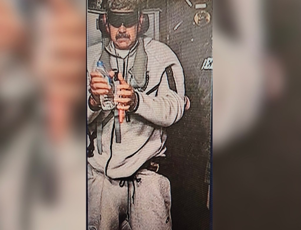 Urgente: Esposado, con una botella de agua en la mano y vistiendo una sudadera, la primera foto de Maduro capturado