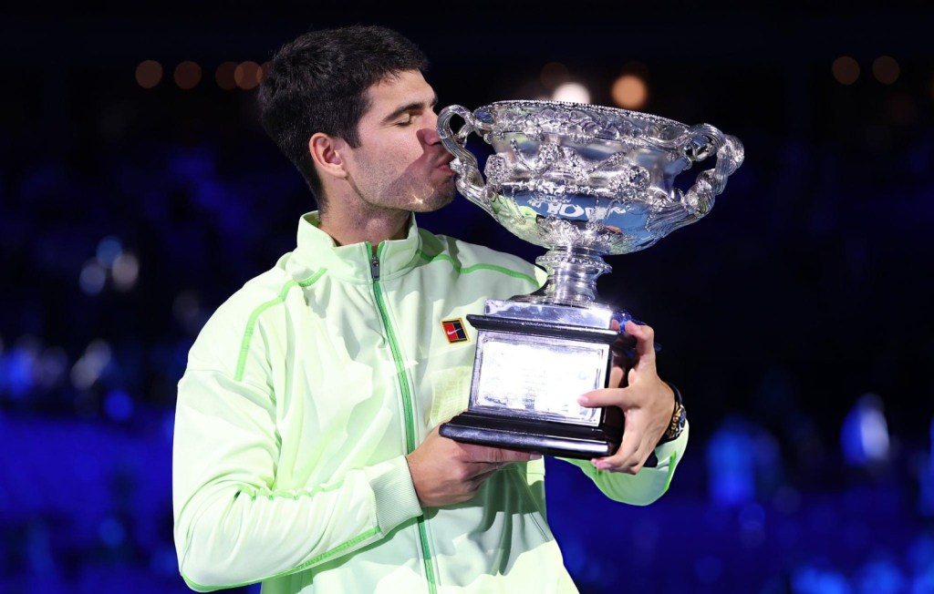 Carlos Alcaraz vence a Djokovic en Australia y se convierte en el tenista masculino más joven ganar los cuatro Grand Slam