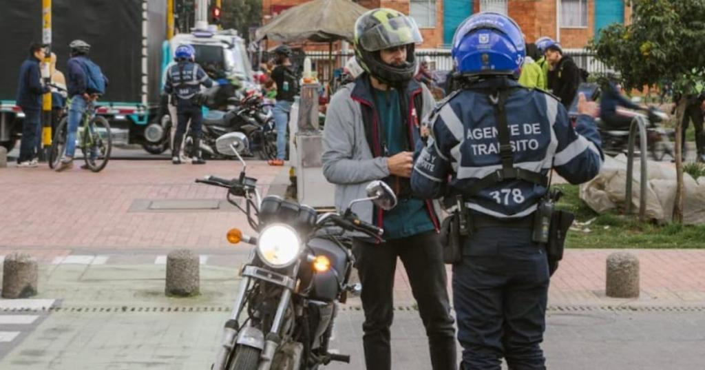 Bogotá: En los primeros 50 días de 2026 se impusieron más de 3.300 comparendos a motociclistas por transitar por andenes, ciclorrutas y puentes&nbsp;peatonales