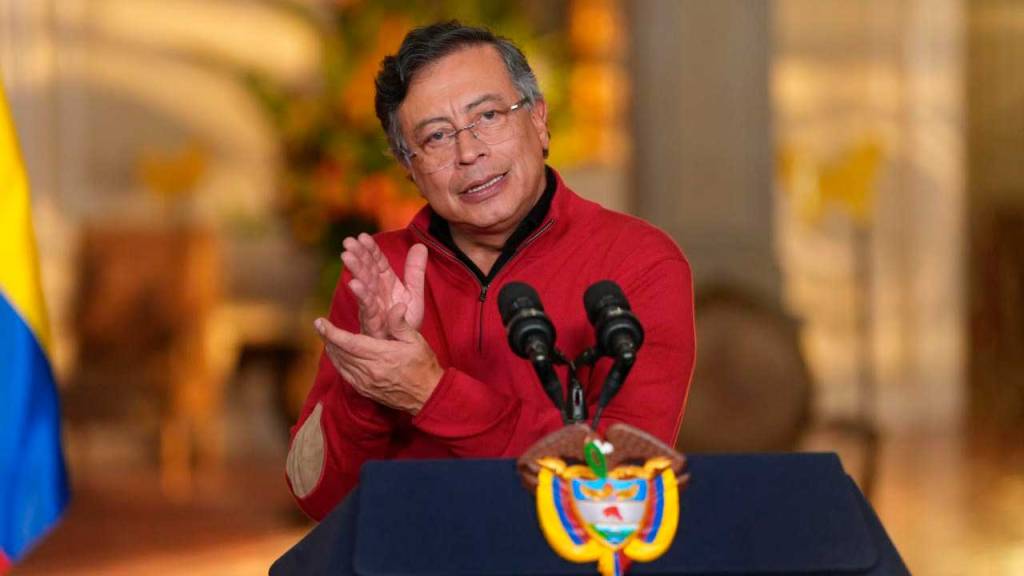 «Los espero en todas las plazas públicas de Colombia»: Petro convocó el próximo jueves a una movilización para defender el salario&nbsp;vital