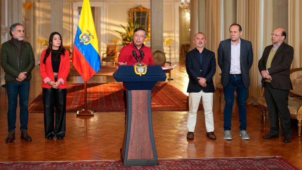 Petro insiste en traslado de miembros de grupos armados a zonas de ubicación pese a negativa de la Fiscalía a suspender órdenes de&nbsp;captura