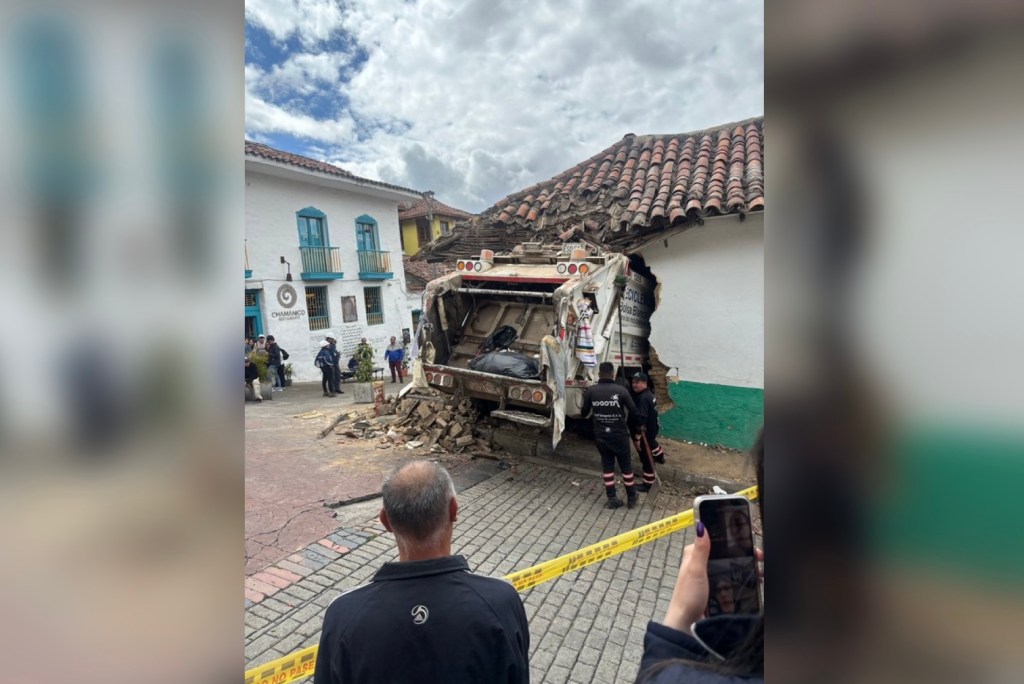 Bogotá: Camión recolector de basura se queda sin frenos y queda incrustado en una&nbsp;vivienda