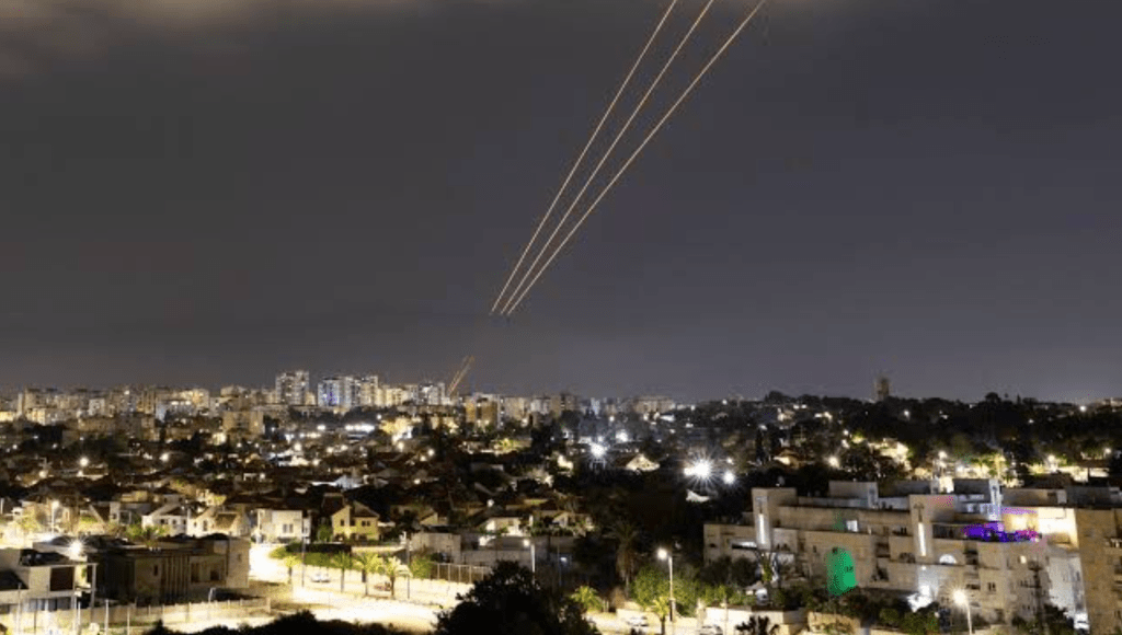 Irán reanuda sus ataques a Israel mientras la Guardia Revolucionaria amenaza de muerte a&nbsp;Netanyahu