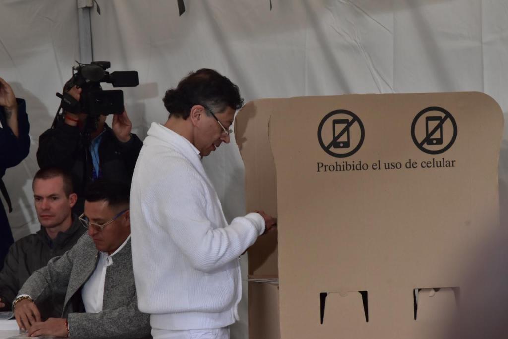 Nueva andanada de Petro contra el sistema electoral en medio de la jornada de votación de la segunda vuelta&nbsp;presidencial