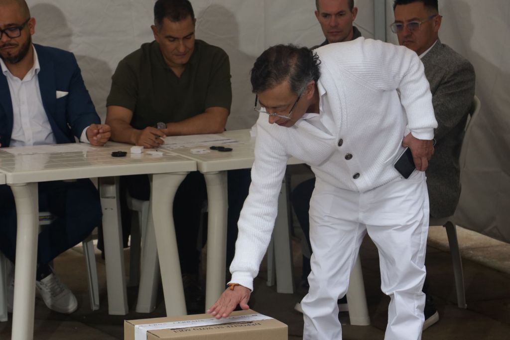 Petro pide a la ciudadanía vigilar el conteo de los votos en las 120.000 mesas de&nbsp;votación