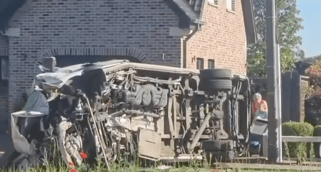 Tren arrolla camioneta escolar, cuatro muertos, entre ellos dos menores, en Bélgica