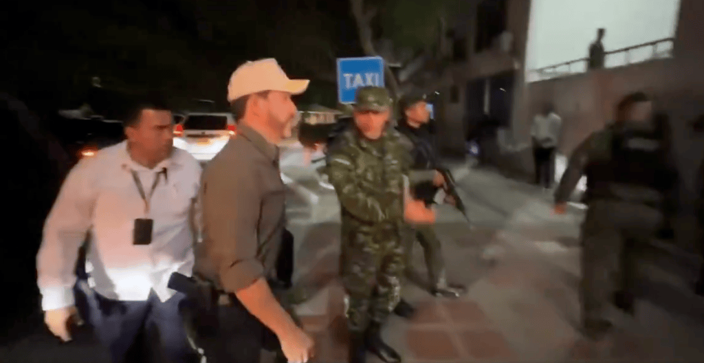 Ministro del Interior, Rodrigo Lara justifica a De la Espriella armado: «Se enfrenta a los criminales directamente en las calles»