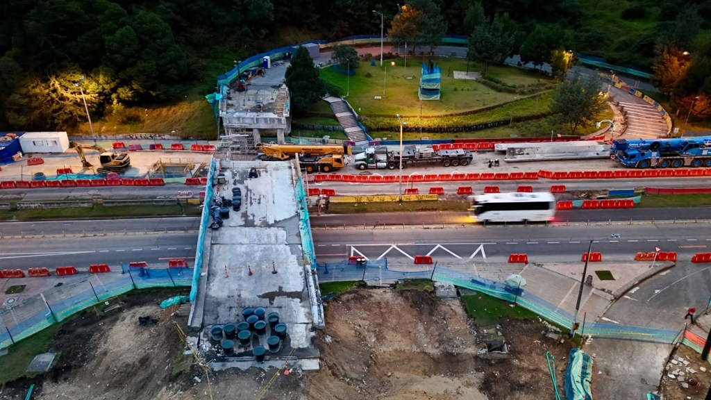 La madrugada del jueves terminó desmonte del costado oriental del puente de la carrera Séptima con calle 100